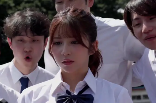 SONE 619 Nữ sinh bị bạn bè cho uống thuốc kích dục